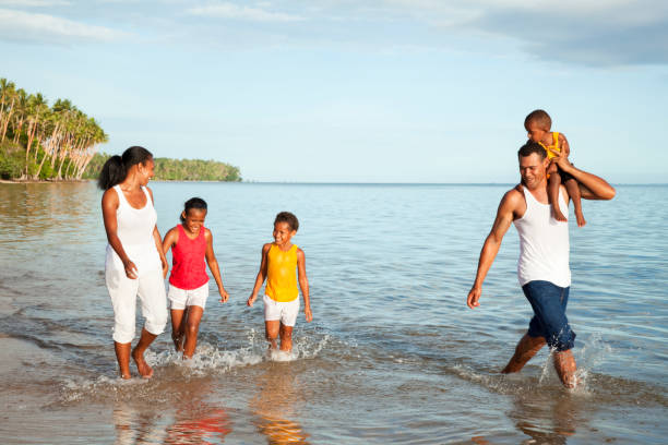 fiyiano familia en la playa - melanesia fotografías e imágenes de stock