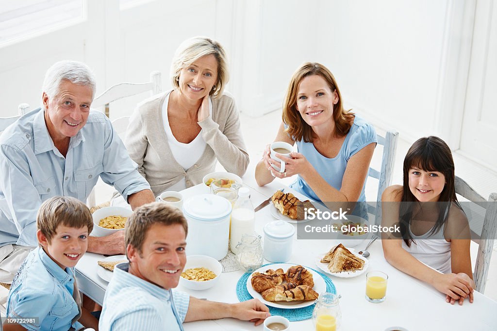 Vue de dessus d'une famille heureuse d'avoir le petit déjeuner - Photo de 10-11 ans libre de droits