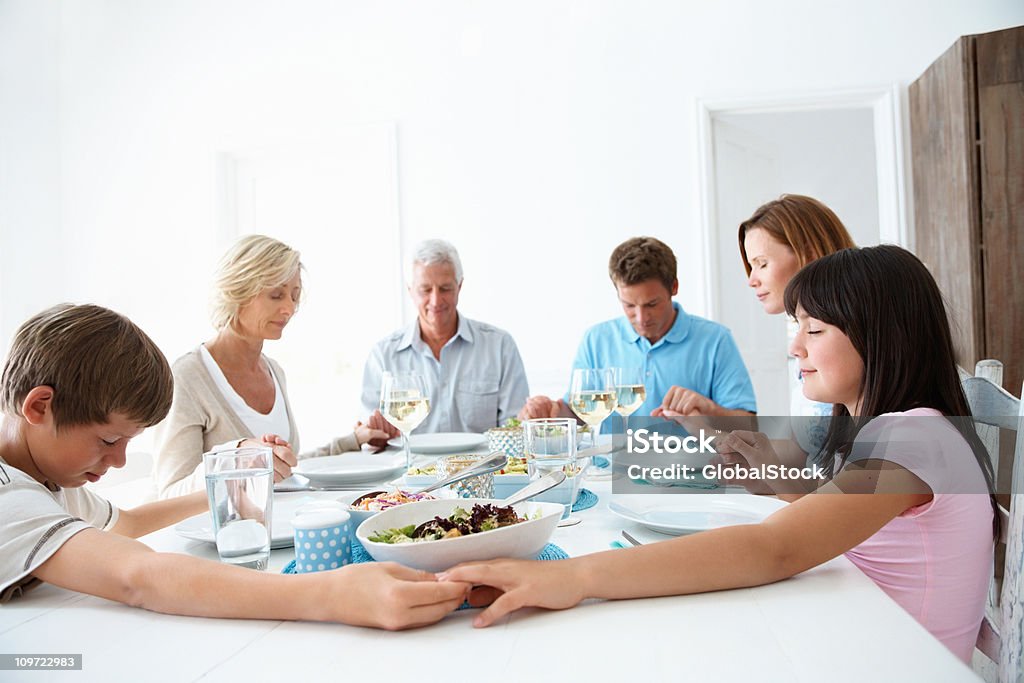 Multi generatonal Familie Beten vor dem Mittagessen - Lizenzfrei 10-11 Jahre Stock-Foto