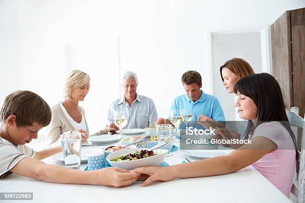 Multi Generatonal Familie Beten Vor Dem Mittagessen Stockfoto und mehr Bilder von 10-11 Jahre