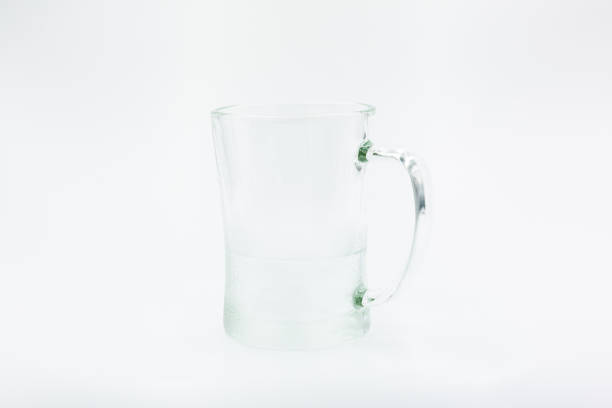 空のビールのグラス。白い背景上に分離。 - glass empty pint glass isolated ストックフォトと画像