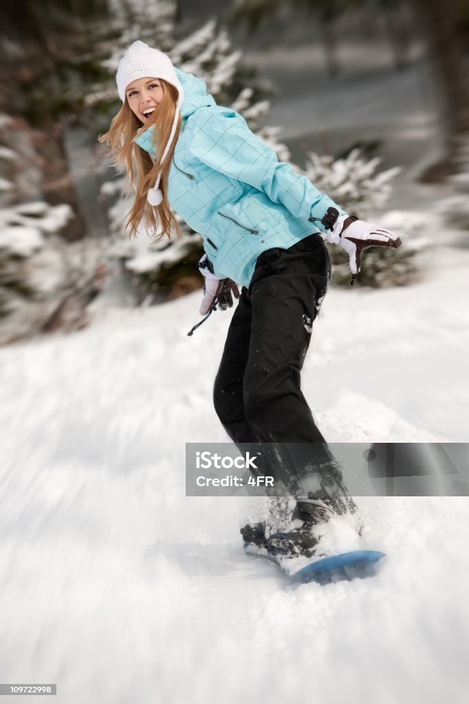 Snowboarder fille avec un grand sourire sur le vif (XXXL - Photo de 20-24 ans libre de droits