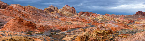 レッド ロック キャニオン パノラマの空の砂漠の道 - red rock canyon national conservation area ストックフォトと画像