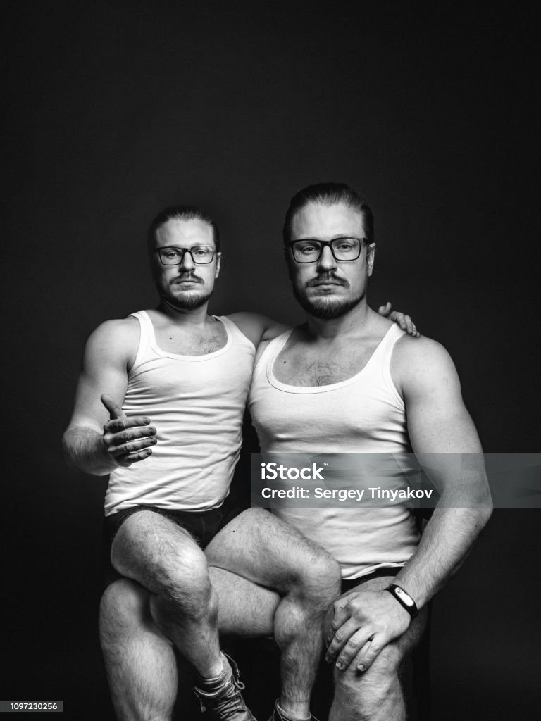 Kreative Menschen Porträt. Konzept des Klonens von Menschen. Schwarz / weiß Bild mit Kratzern - Lizenzfrei Zusammenarbeit Stock-Foto