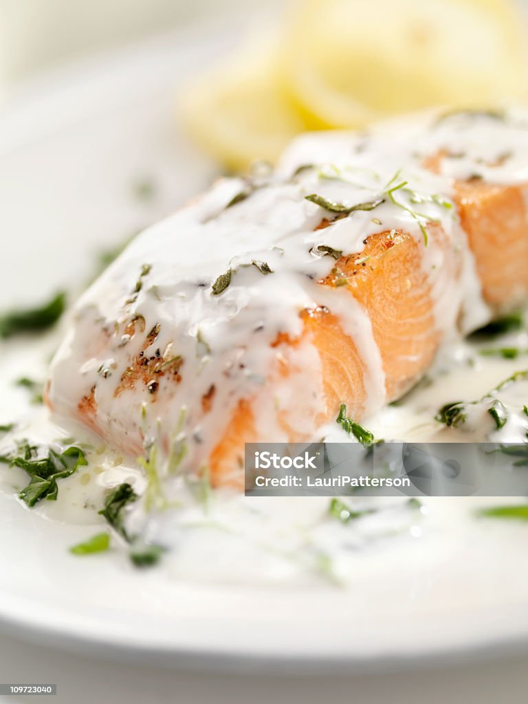 Salmone grigliato con spinaci - Foto stock royalty-free di Besciamella