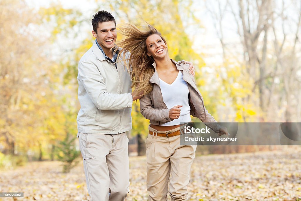 Feliz Pareja corriendo en el parque. - Foto de stock de Correr libre de derechos