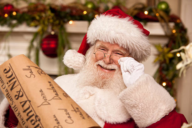 Imágenes reales de Santa Claus que la Lista de comprobación doble - foto de stock