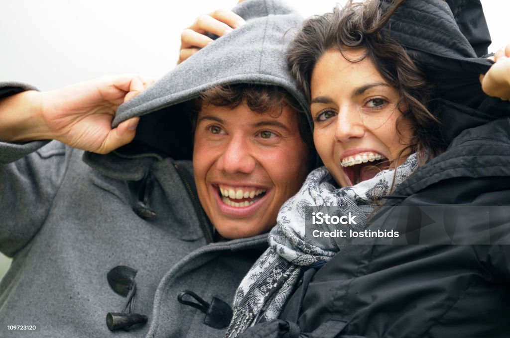 Joven, feliz pareja caucásica disfrutando de la vida al aire libre - Foto de stock de 20 a 29 años libre de derechos