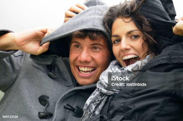 Joven Feliz Pareja Caucásica Disfrutando De La Vida Al Aire Libre Foto de stock y más banco de imágenes de 20 a 29 años