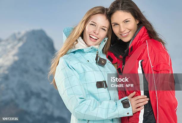 Retrato De Invierno De Espontáneos Xxxl Foto de stock y más banco de imágenes de 20 a 29 años - 20 a 29 años, 20-24 años, Abrazar