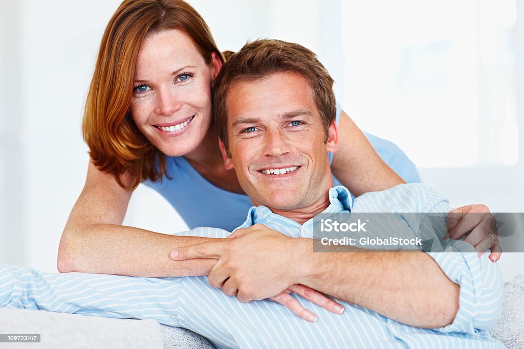 Portrait d'un milieu adulte couple souriant - Photo de 30-34 ans libre de droits