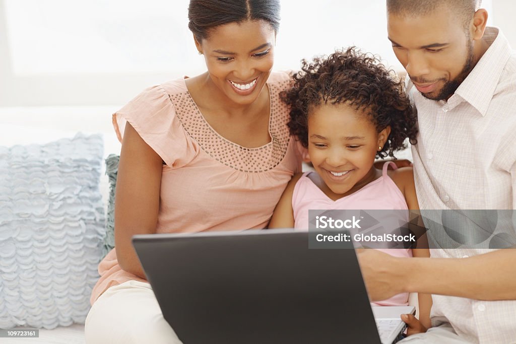 Rodziny za pomocą laptopa w domu - Zbiór zdjęć royalty-free (Afroamerykanin)