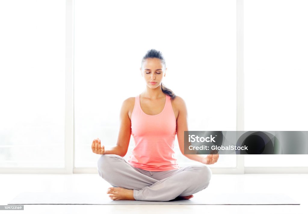 Posa del loto-giovane casual donna praticare yoga - Foto stock royalty-free di 20-24 anni