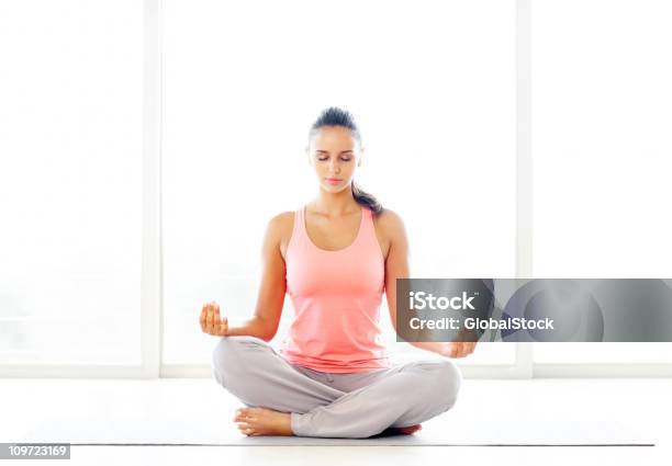Posa Del Lotogiovane Casual Donna Praticare Yoga - Fotografie stock e altre immagini di 20-24 anni - 20-24 anni, Abbigliamento casual, Accudire