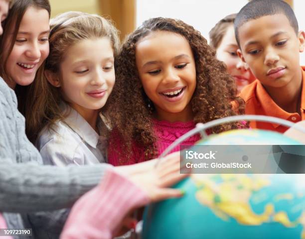 クラスの地域の学生世界各地である - 地球儀のストックフォトや画像を多数ご用意 - 地球儀, 子供, 惑星