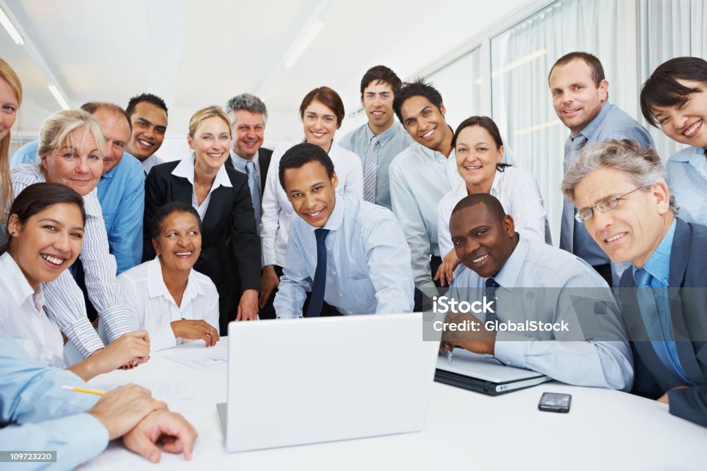 Retrato de executivos com o laptop em uma reunião - Foto de stock de 20 Anos royalty-free