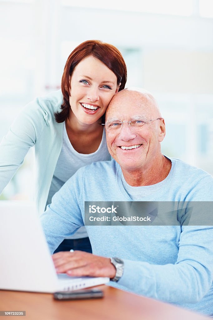 Счастливый Дедушка и его Внучка, работающих на ноутбуке - Стоковые фото 20-29 лет роялти-фри