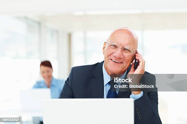 이상의 노인 남자 휴대폰 일하는 동안 랩탑형 2명에 대한 스톡 사진 및 기타 이미지 - 2명, 50-59세, 글로벌 커뮤니케이션