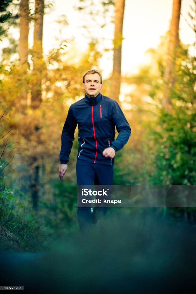 trail running homme en automne - Photo de 35-39 ans libre de droits