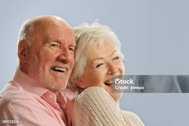 Coppia Senior - Fotografie stock e altre immagini di 60-69 anni - 60-69 anni, Abbracciare una persona, Adulto