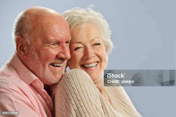 Um Sorridente Casal Idoso Posando Para A Câmara - Fotografias de stock e mais imagens de 60-69 Anos - 60-69 Anos, Abraçar, Adulto