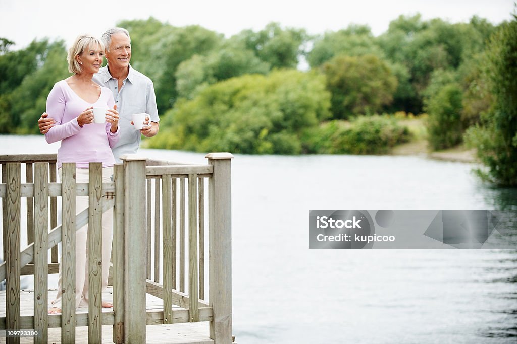 Coppia romantica godendo le loro vacanze all'oceano - Foto stock royalty-free di Portico