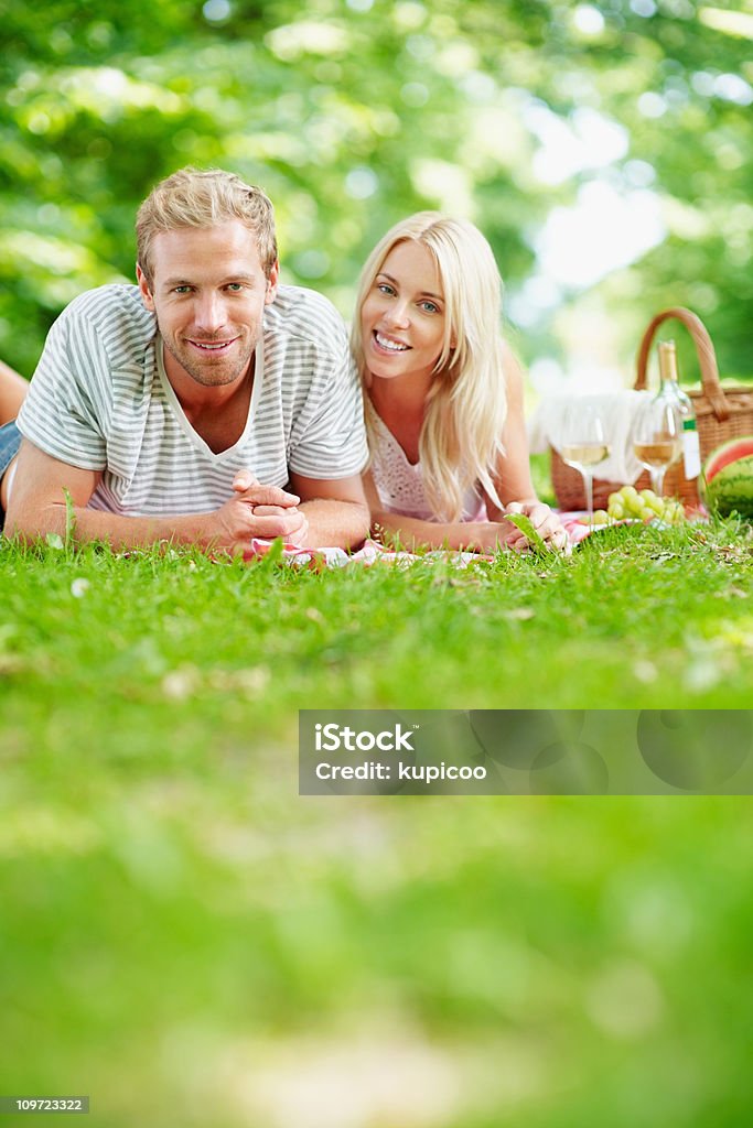 ロマンチックなカップルでご一緒の横に緑の芝生 - 20代のロイヤリティフリーストックフォト