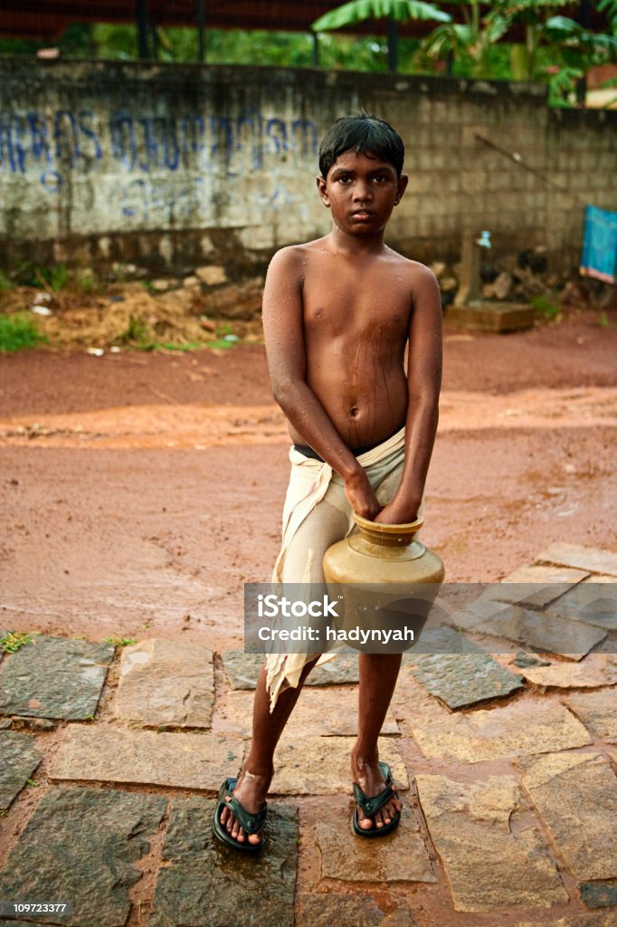 Indischer junge stehend in regnet. - Lizenzfrei Armut Stock-Foto
