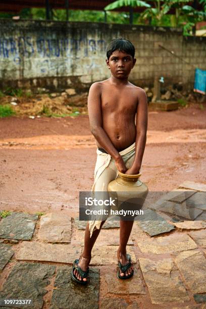 Indischer Junge Stehend In Regnet Stockfoto und mehr Bilder von Armut - Armut, 10-11 Jahre, Asien