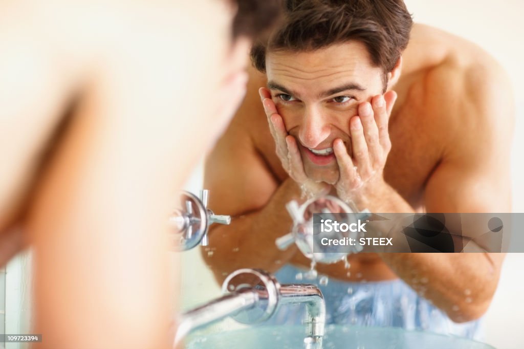 Glückliche junge Mann Waschen Gesicht im Waschbecken - Lizenzfrei Männer Stock-Foto