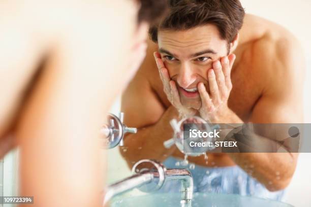 Glückliche Junge Mann Waschen Gesicht Im Waschbecken Stockfoto und mehr Bilder von Männer