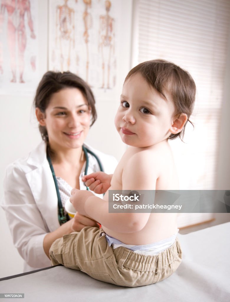 Peditrician et enfant - Photo de Bébé libre de droits