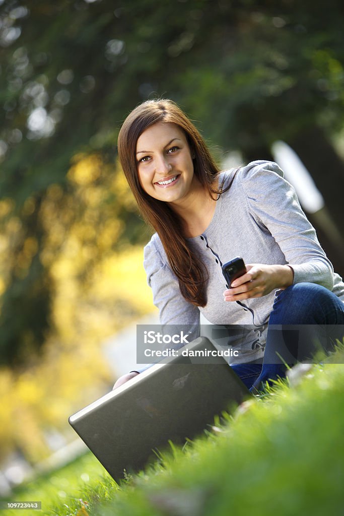 若い女性の携帯電話を使用して自然 - スマートフォンのロイヤリティフリーストックフォト