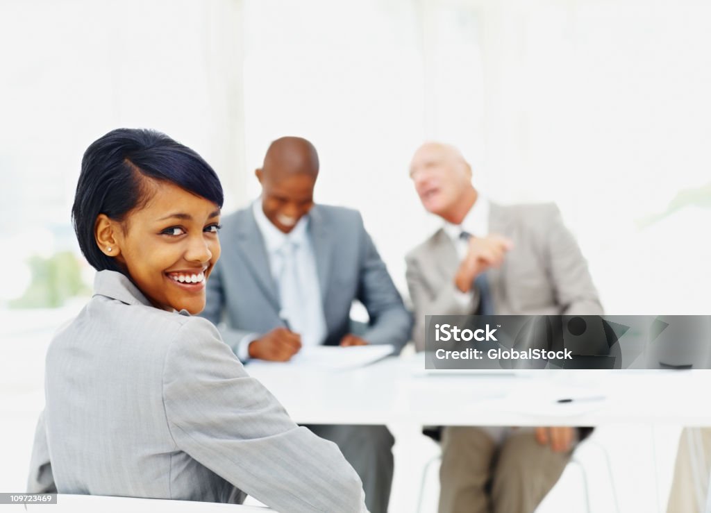 Feliz mujer joven en una entrevista en panel de las personas de negocios - Foto de stock de 20 a 29 años libre de derechos