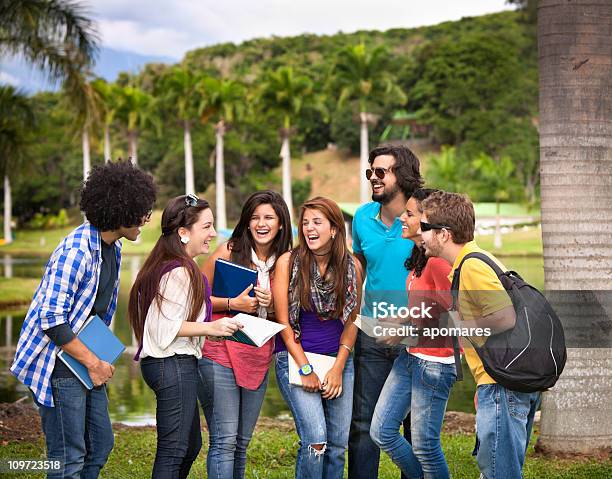マルチ Ethnics グループの若い学生は大学のキャンパス - つながりのストックフォトや画像を多数ご用意 - つながり, アジアおよびインド民族, アフリカ民族