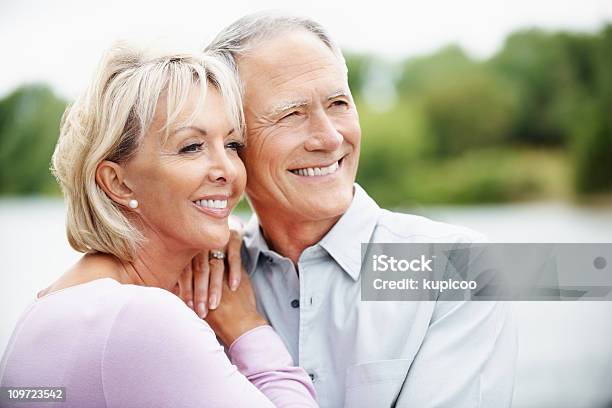 낭만적임 중년 남자 여자 함께 시간을 보내고 2명에 대한 스톡 사진 및 기타 이미지 - 2명, 40-49세, 50-59세