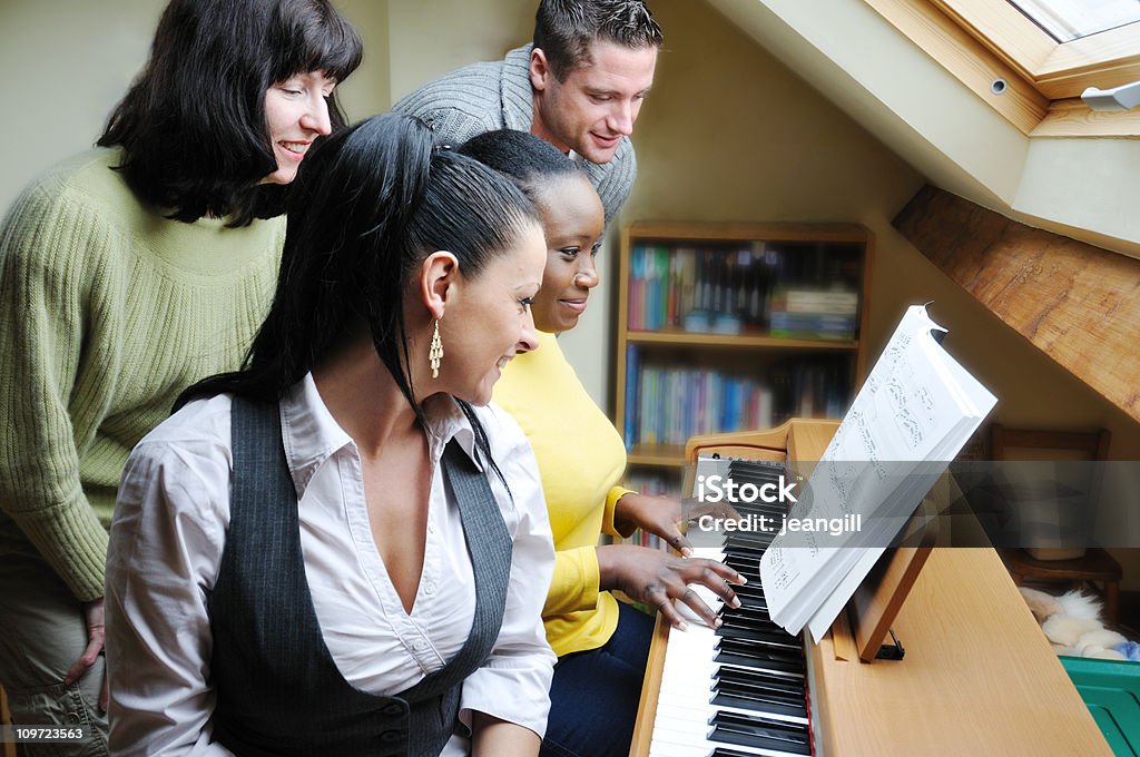 Freunde singen gemeinsam über Tastatur - Lizenzfrei Klavier Stock-Foto