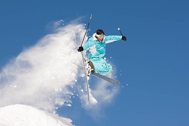 лыжный прыжки против четкие голубое небо - powder snow skiing agility jumping стоковые фото и изображения