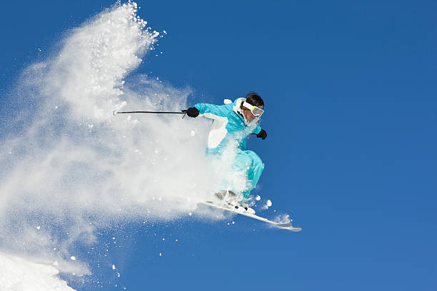 экстремальные гор�нолыжные прыжки против четкие голубое небо - powder snow skiing agility jumping стоковые фото и изображения