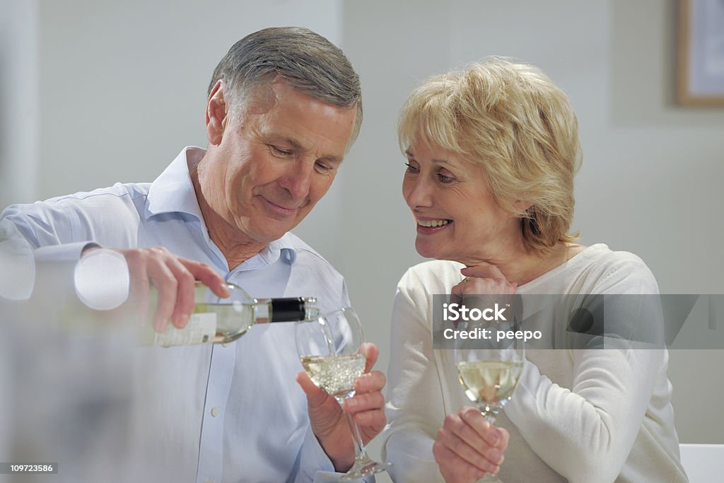 senior uomo e donna bere vino - Foto stock royalty-free di 60-69 anni