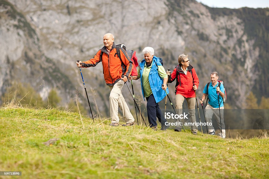 hiking пожилых гостей - Стоковые фото Пожилой возраст роялти-фри