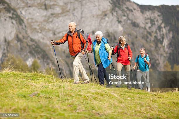Hiking Пожилых Гостей — стоковые фотографии и другие картинки Пожилой возраст - Пожилой возраст, Пешеходный туризм, Гора
