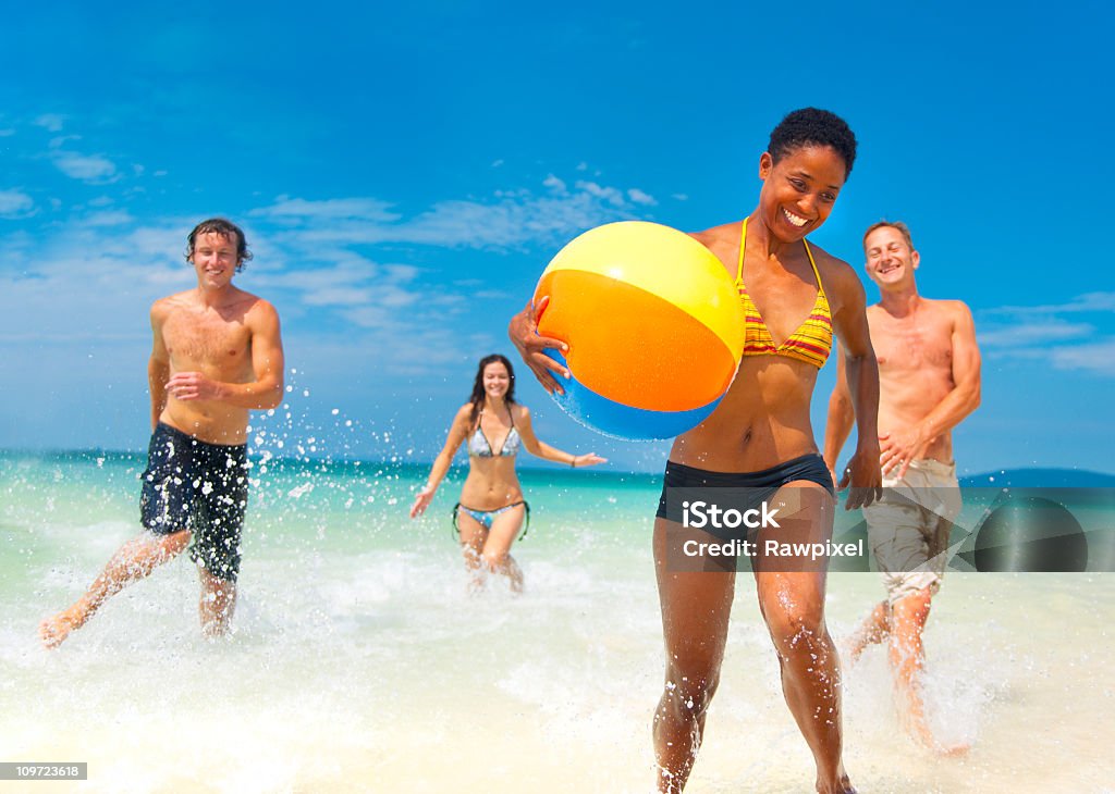 Giovani che si diverte in vacanza. - Foto stock royalty-free di Divertirsi