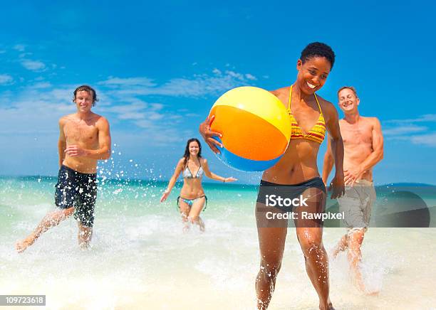 Giovani Che Si Diverte In Vacanza - Fotografie stock e altre immagini di Divertirsi - Divertirsi, Palla da spiaggia, Spiaggia