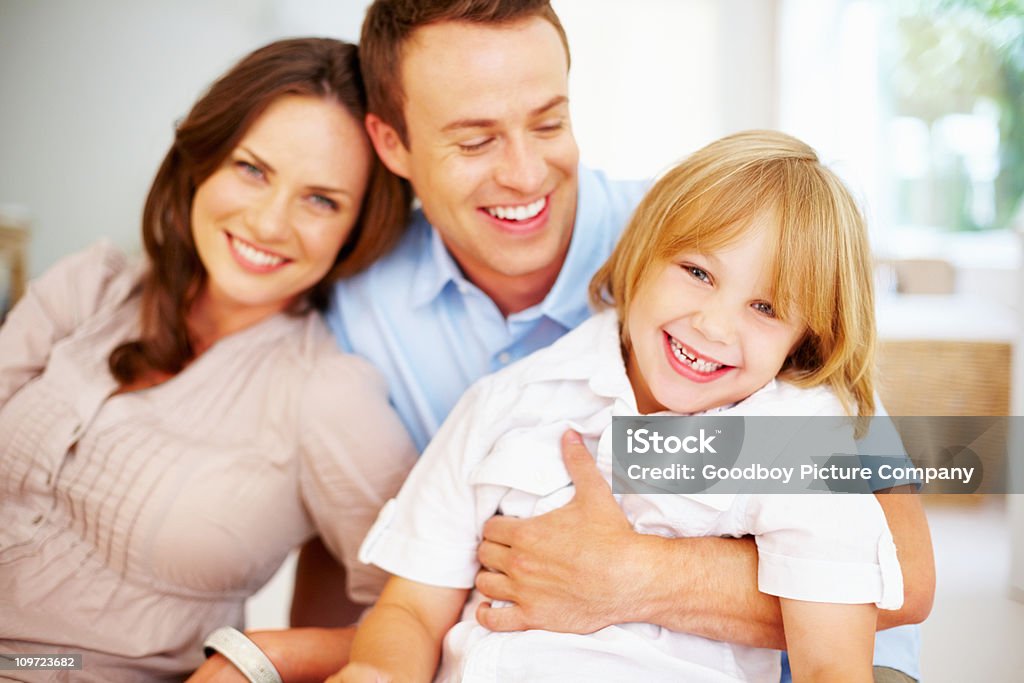 Poco niño alegre con sus padres pasar tiempo juntos - Foto de stock de Adulto libre de derechos