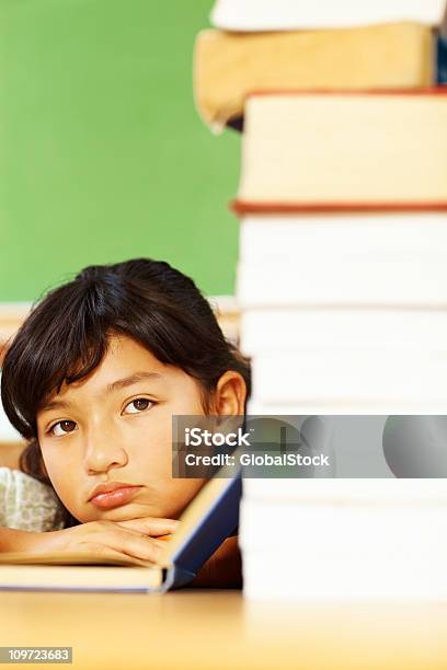 Retrato De Una Chica Cansada Con Pila De Libro De Lectura Foto de stock y más banco de imágenes de Aburrimiento