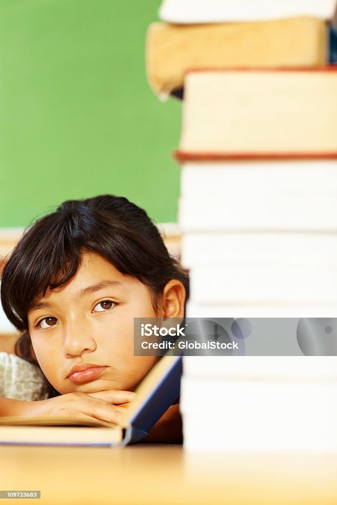 Stanco Ritratto di una ragazza con stack di libro di lettura - Foto stock royalty-free di Allievo