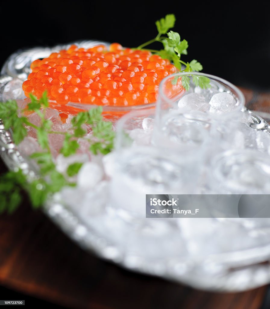 Caviale rosso con Vodka - Foto stock royalty-free di Caviale