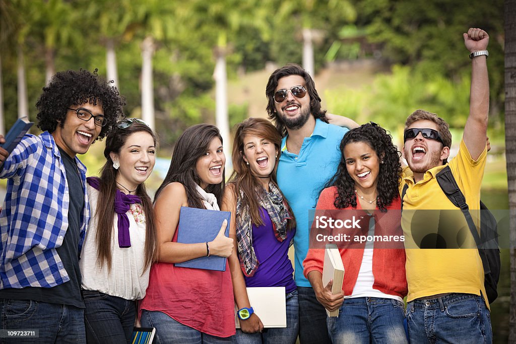 Multi-ethnics grupo de jovens estudantes no campus da Universidade - Foto de stock de 20-24 Anos royalty-free