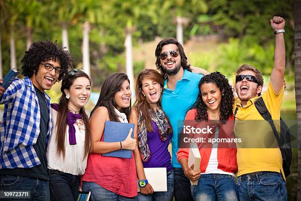 Foto de Multiethnics Grupo De Jovens Estudantes No Campus Da Universidade e mais fotos de stock de 20-24 Anos